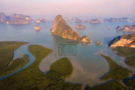 Foto de Vista panorámica del mirador de Sametnangshe de las montañas en Phangnga Bay Tailandia, con el bosque del manglar en el mar de Andaman con el cielo del crepúsculo de la tarde, destino del recorrido en Phangnga, Tailandia - Imagen libre de derechos