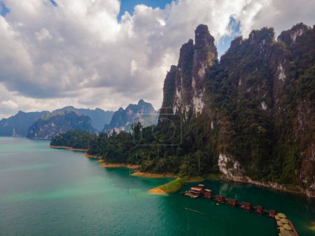 Foto de Khao Sok Tailandia, Montañas escénicas en el lago en el Parque Nacional Khao Sok, plano aéreo Drone, vista superior del Parque Nacional Khao Sok - Imagen libre de derechos