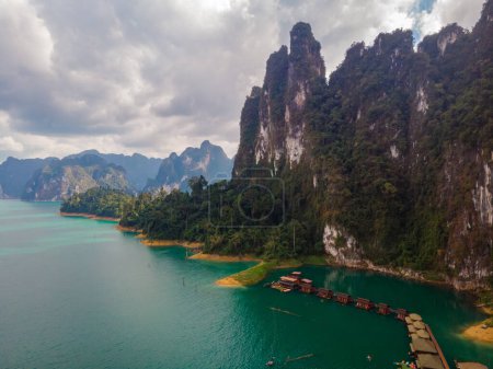 Téléchargez les photos : Khao Sok Thaïlande Montagnes panoramiques sur le lac dans le parc national de Khao Sok, Drone vue aérienne du parc national de Khao Sok dans le lac Surat Thani Cheow lan - en image libre de droit