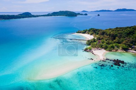 Foto de Playa de Koh Kham Island Trat Tailandia, vista aérea de la isla tropical cerca de Koh Mak Tailandia. playa de arena blanca con palmeras y grandes piedras de roca negra en el océano - Imagen libre de derechos