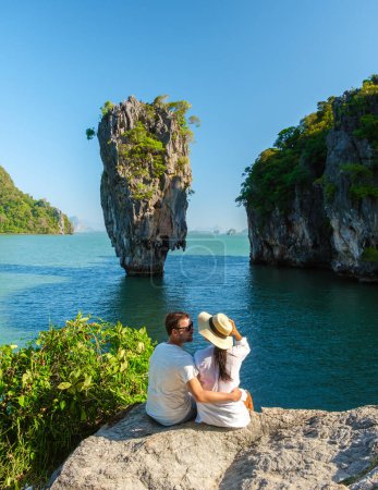 Foto de James bond Island Phangnga Bay Tailandia, pareja visita la isla cerca de Phuket Tailandia, hombres y mujeres en un viaje en barco en la bahía de Phangnga Tailandia - Imagen libre de derechos