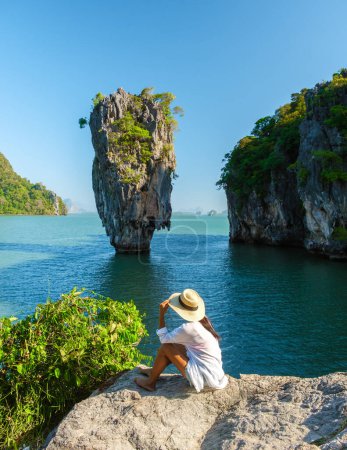 James Bond Island Phangnga Bay Thailand, Asiatin besucht die Insel in der Nähe von Phuket Thailand, Frauen auf einer Bootsfahrt in Phangnga Bay Thailand
