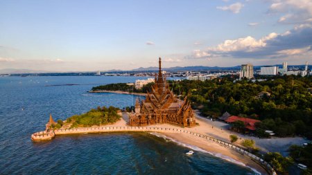 Foto de El Santuario de la Verdad templo de madera en Pattaya Tailandia es una gigantesca construcción de madera ubicada en el cabo de la ciudad de Naklua Pattaya - Imagen libre de derechos