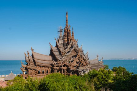 Téléchargez les photos : Le sanctuaire de la vérité temple en bois à Pattaya Thaïlande - en image libre de droit