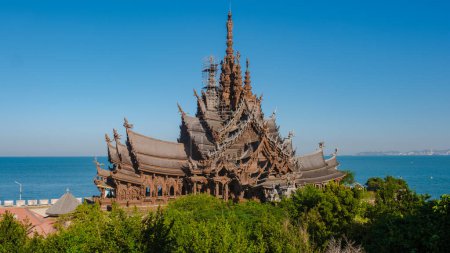 Téléchargez les photos : Le sanctuaire de la vérité temple en bois à Pattaya Thaïlande est une construction en bois gigantesque situé au cap de la ville de Naklua Pattaya Chonburi Thaïlande - en image libre de droit