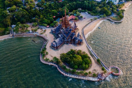 Téléchargez les photos : Le sanctuaire de la vérité temple en bois à Pattaya Thaïlande, temple en bois sur la plage au coucher du soleil près de l'océan de la ville de Pattaya - en image libre de droit