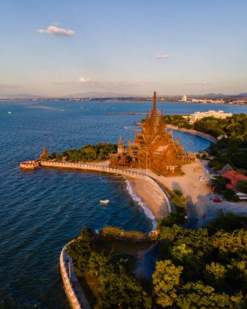 Téléchargez les photos : Temple en bois au bord de l'océan de Pattaya, Le sanctuaire de la vérité temple en bois à Pattaya Thaïlande est une gigantesque construction en bois situé au cap de Naklua Pattaya City Chonburi Thaïlande - en image libre de droit