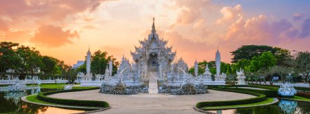 Téléchargez les photos : Sunset at the White Temple Chiang Rai Thailand, Wat Rong Khun, Northern Thailand. - en image libre de droit
