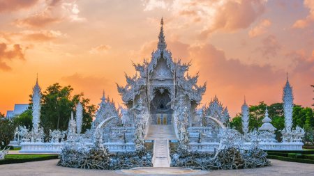 Téléchargez les photos : Temple blanc Chiang Rai Thaïlande, Wat Rong Khun au coucher du soleil dans la soirée Nord de la Thaïlande. - en image libre de droit