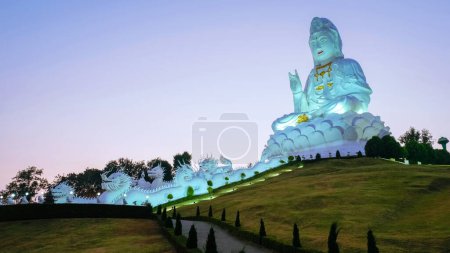 Téléchargez les photos : Wat Huay Pla Kang Chiang Rai Thaïlande, Wat Hua Pla Kang est l'un des temples les plus impressionnants de Chiang Rai. Grand Budha blanc à Chiang Rai - en image libre de droit