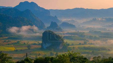 Foto de Phu Langka Mountains Northern Thailand, Mountain View of Phu Langka National Park at Phayao Province (en inglés). Un mar de niebla en un valle que se mueve alrededor de una pequeña montaña de roca Pha Chang Noi ruta 1148 Tailandia - Imagen libre de derechos