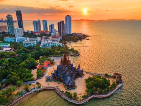 Téléchargez les photos : Le sanctuaire de la vérité temple en bois à Pattaya Thaïlande, Skyline de la ville de Pattaya au coucher du soleil - en image libre de droit