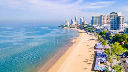 Téléchargez les photos : Pattaya Thaïlande, une vue sur la route de la plage avec des hôtels et des gratte-ciel bâtiments le long de la nouvelle route de plage rénovée. - en image libre de droit