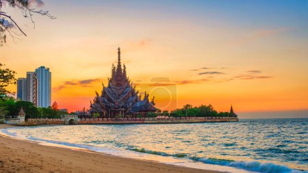 Téléchargez les photos : Le sanctuaire de la vérité temple en bois à Pattaya Thaïlande, construction en bois temple wat situé au cap de la ville de Naklua Pattaya Chonburi Thaïlande - en image libre de droit