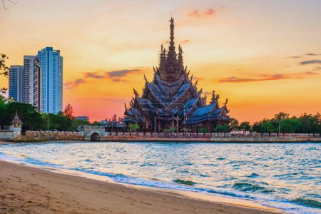 Téléchargez les photos : Le sanctuaire de la vérité temple en bois à Pattaya Thaïlande, construction en bois temple wat situé au cap de la ville de Naklua Pattaya - en image libre de droit