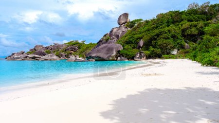 Téléchargez les photos : Plage tropicale blanche avec rochers rocheux aux îles Similan Thaïlande, plage tropicale en Thaïlande Phangnga - en image libre de droit