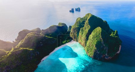 Foto de Drone view at Maya Bay Koh Phi Phi Thailand, Turquoise clear water Thailand Koh Pi Pi, Scenic aerial view of Koh Phi Phi Island in Thailand with a white arandy tropical beach - Imagen libre de derechos