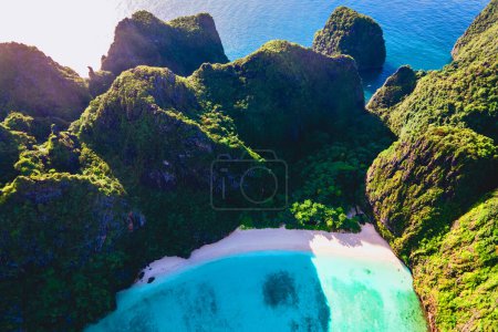 Téléchargez les photos : Vue par drone à Maya Bay Koh Phi Phi Thaïlande, Eau claire turquoise Thaïlande Koh Pi Pi, Vue aérienne panoramique de l'île de Koh Phi Phi en Thaïlande avec une plage tropicale de sable blanc avec des nuages dans le ciel - en image libre de droit
