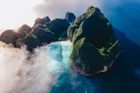 Foto de Drone view at Maya Bay Koh Phi Phi Thailand, Turquoise clear water Thailand Koh Pi Pi, Scenic aerial view of Koh Phi Phi Island in Thailand with a white arandy tropical beach with clouds in the sky - Imagen libre de derechos