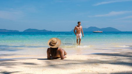 Téléchargez les photos : Koh Wai Island Trat Thaïlande est une île tropicale minuscule près de Koh Chang. un jeune couple d'hommes et de femmes sur une plage tropicale pendant des vacances de luxe en Thaïlande - en image libre de droit