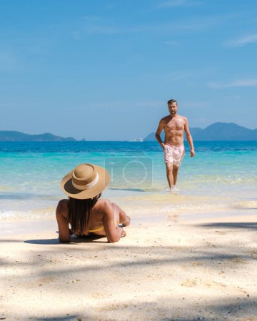 Téléchargez les photos : Koh Wai Island Trat Thaïlande est une île tropicale minuscule près de Koh Chang. un jeune couple d'hommes et de femmes sur une plage tropicale pendant des vacances de luxe en Thaïlande relaxant sur la plage - en image libre de droit