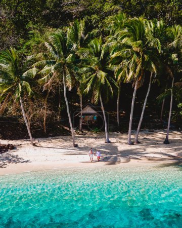 Téléchargez les photos : Vue sur drone à Koh Wai Island Trat Thaïlande est une île tropicale minuscule près de Koh Chang. bungalow en bois de cabane de bambou sur la plage. un jeune couple d'hommes et de femmes sur une île tropicale en Thaïlande - en image libre de droit