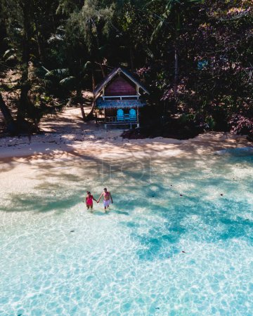 Foto de Koh Wai Island Trat Thailand es una isla tropical cerca de Koh Chang. cabaña de bambú bungalow de madera en la playa. una joven pareja de hombres y mujeres en una isla tropical en Tailandia en el océano azul - Imagen libre de derechos
