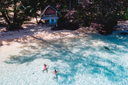 Foto de Koh Wai Island Trat Thailand es una isla tropical cerca de Koh Chang. cabaña de bambú bungalow de madera en la playa. una joven pareja de hombres y mujeres nadando en el océano en una isla tropical en Tailandia - Imagen libre de derechos