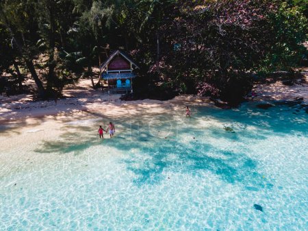 Téléchargez les photos : Koh Wai Island Trat Thaïlande est une île tropicale minuscule près de Koh Chang. bungalow en bois de cabane de bambou sur la plage. un jeune couple d'hommes et de femmes sur une île tropicale en Thaïlande dans l'océan bleu - en image libre de droit