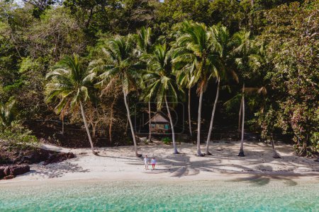 Téléchargez les photos : Koh Wai Island Trat Thaïlande est une île tropicale minuscule près de Koh Chang. bungalow en bois de cabane de bambou sur la plage. un jeune couple d'hommes et de femmes sur une île tropicale en Thaïlande dans la lumière du matin - en image libre de droit