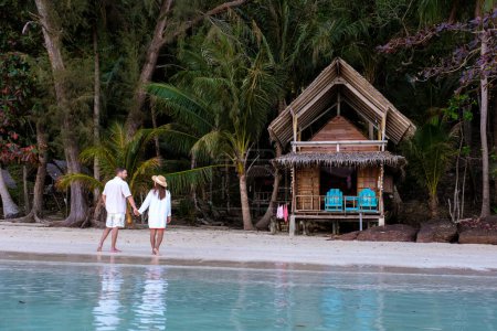 Foto de Koh Wai Island Trat Thailand es una isla tropical cerca de Koh Chang. cabaña de bambú bungalow de madera en la playa. una joven pareja de hombres y mujeres en una isla tropical en Tailandia al atardecer - Imagen libre de derechos