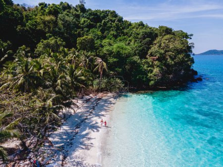 Téléchargez les photos : Drone vue aérienne à Koh Wai Island Trat Thaïlande est une île tropicale minuscule près de Koh Chang. Un jeune couple d'hommes et de femmes marchant sur une plage tropicale pendant des vacances de luxe en Thaïlande - en image libre de droit