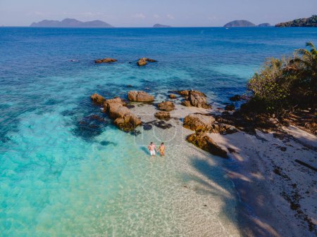 Téléchargez les photos : Drone vue aérienne à Koh Wai Island Trat Thaïlande est une île tropicale minuscule près de Koh Chang. un jeune couple d'hommes et de femmes se relaxant sur une plage tropicale pendant des vacances de luxe en Thaïlande - en image libre de droit