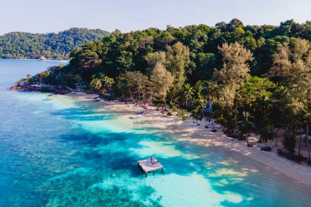 Téléchargez les photos : Vue sur la plage de Koh Wai Island Trat Thaïlande est une île tropicale minuscule près de Koh Chang. - en image libre de droit