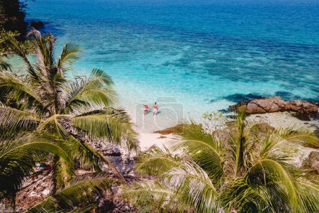 Téléchargez les photos : Drone vue aérienne à Koh Wai Island Trat Thaïlande est une île tropicale minuscule près de Koh Chang. un jeune couple d'hommes et de femmes sur une plage tropicale pendant des vacances de luxe en Thaïlande - en image libre de droit