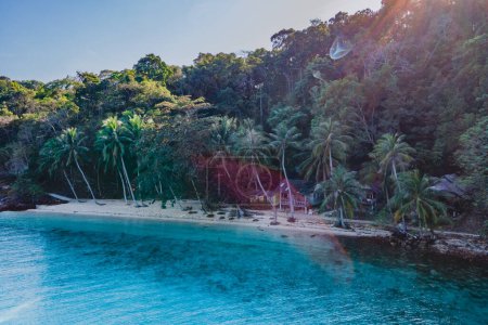 Téléchargez les photos : Koh Wai Island Trat Thaïlande est une île tropicale tinny près de Koh Chang - en image libre de droit