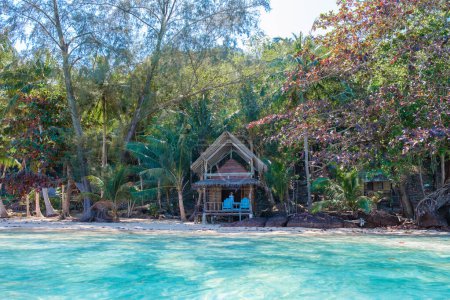 Téléchargez les photos : Bungalow en bois sur la plage de Koh Wai Island Trat Thaïlande est une île tropicale minuscule près de Koh Chang. bungalow en bois de cabane de bambou sur la plage - en image libre de droit
