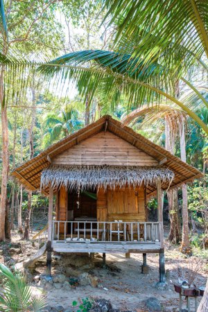 Téléchargez les photos : Bungalow en bois sur la plage de Koh Wai Island Trat Thaïlande est une île tropicale minuscule près de Koh Chang. bungalow en bois de cabane de bambou sur la plage - en image libre de droit