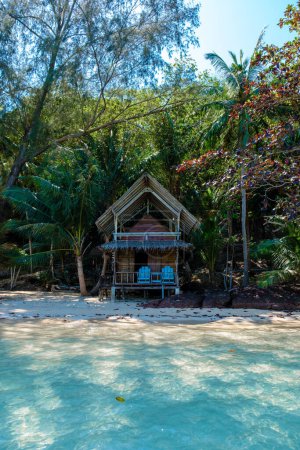 Téléchargez les photos : Koh Wai Island Trat Thaïlande est une île tropicale minuscule près de Koh Chang. bungalow en bois de cabane de bambou sur la plage - en image libre de droit