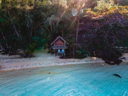 Téléchargez les photos : Koh Wai Island Trat Thaïlande est une île tropicale minuscule près de Koh Chang. bungalow en bois de cabane de bambou sur la plage au coucher du soleil - en image libre de droit