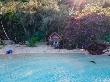 Foto de Koh Wai Island Trat Thailand es una isla tropical cerca de Koh Chang. bungalow de madera de bambú cabaña en la playa en la luz de la tarde - Imagen libre de derechos