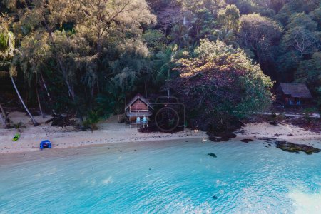 Téléchargez les photos : Koh Wai Island Trat Thaïlande est une île tropicale minuscule près de Koh Chang. bungalow en bois de cabane de bambou sur la plage dans la lumière de l'après-midi - en image libre de droit