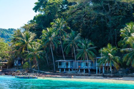 Téléchargez les photos : Koh Wai Island Trat Thaïlande. bungalow en bois de cabane de bambou sur la plage - en image libre de droit