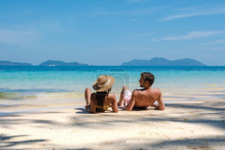 Téléchargez les photos : Koh Wai Island Trat Thaïlande est une île tropicale minuscule près de Koh Chang. un jeune couple d'hommes et de femmes assis sur une plage tropicale pendant des vacances de luxe en Thaïlande - en image libre de droit