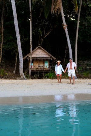 Téléchargez les photos : Koh Wai Island Trat Thaïlande près de Koh Chang. bungalow en bois de cabane de bambou sur la plage. un jeune couple d'hommes et de femmes sur une île tropicale en Thaïlande, doux hors foyer, se concentrer sur l'océan - en image libre de droit