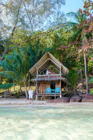 Foto de Koh Wai Island Trat Thailand es una isla tropical cerca de Koh Chang. cabaña de bambú bungalow de madera en la playa. una joven pareja de hombres y mujeres en una cabaña de bambú en una isla tropical en Tailandia - Imagen libre de derechos
