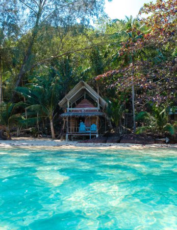 Téléchargez les photos : Koh Wai Island Trat Thaïlande est une île tropicale minuscule près de Koh Chang. bungalow en bois de cabane de bambou sur la plage par une journée ensoleillée - en image libre de droit
