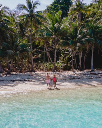 Téléchargez les photos : Koh Wai Island Trat Thaïlande est une île tropicale minuscule près de Koh Chang. un jeune couple d'hommes et de femmes sur une plage tropicale pendant des vacances de luxe en Thaïlande - en image libre de droit