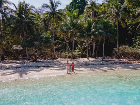 Foto de Koh Wai Island Trat Thailand es una isla tropical cerca de Koh Chang. una joven pareja de hombres y mujeres en una playa tropical durante unas vacaciones de lujo en Tailandia - Imagen libre de derechos
