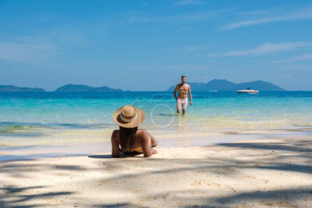 Téléchargez les photos : Un jeune couple d'hommes et de femmes sur une plage tropicale pendant des vacances de luxe en Thaïlande, île tropicale Koh Wai Trat Thaïlande - en image libre de droit